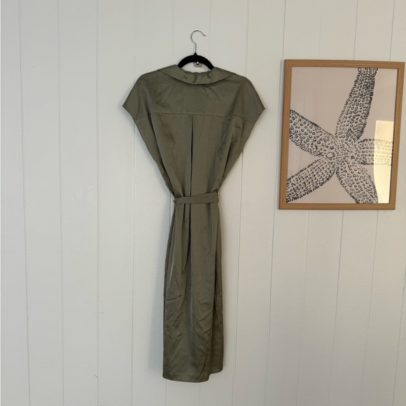 Banana Republic satin dress - Picture 2 of 2